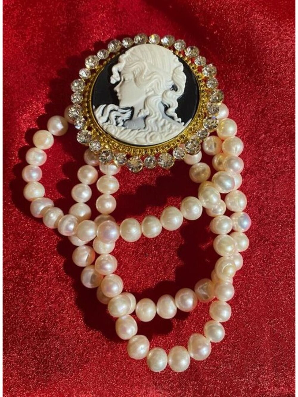 Gorgeous Huge Cameo Bracelet with Fresh Culture Pearls and Rhinestones - Picture 3 of 10